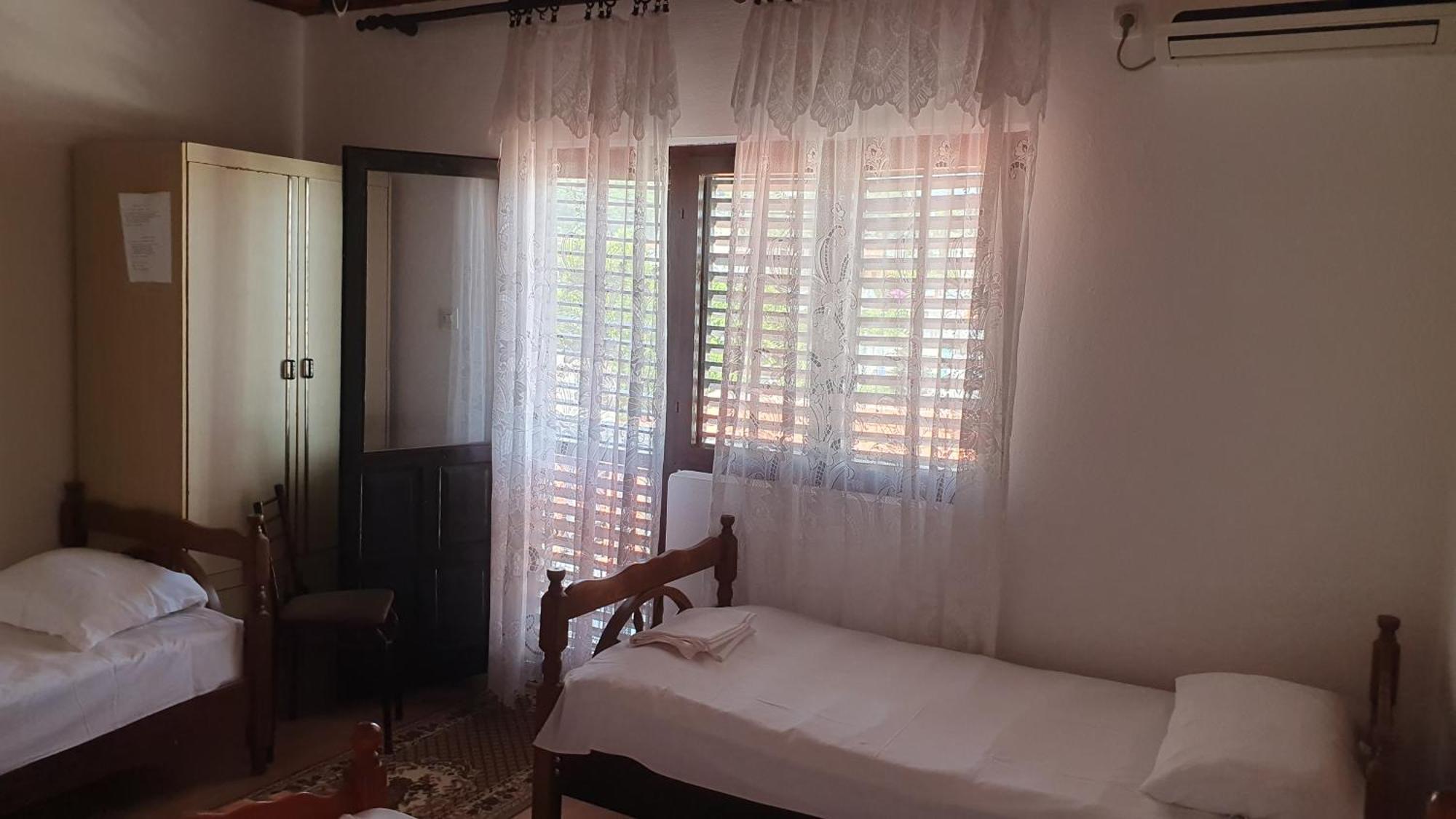 Guesthouse Sinani อุลซิน ภายนอก รูปภาพ
